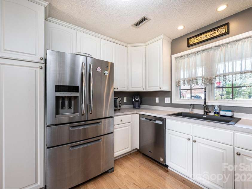 1472 Sweetbriar Lane, Hickory, NC 28602.  MLS# CAR4313023, YatesRealty ID 9400. 