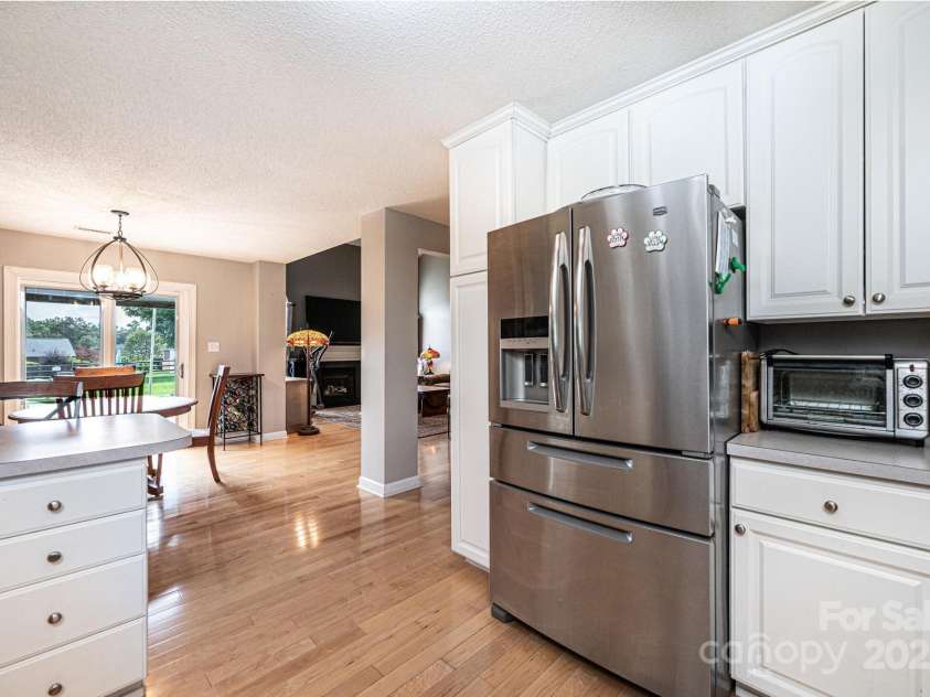 1472 Sweetbriar Lane, Hickory, NC 28602.  MLS# CAR4313023, YatesRealty ID 9400. 