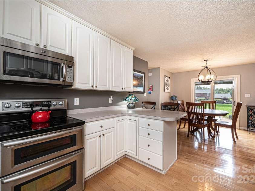 1472 Sweetbriar Lane, Hickory, NC 28602.  MLS# CAR4313023, YatesRealty ID 9400. 