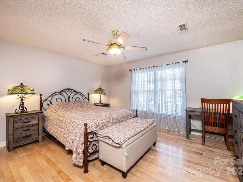 1472 Sweetbriar Lane, Hickory, NC 28602.  MLS# CAR4313023, YatesRealty ID 9400. 