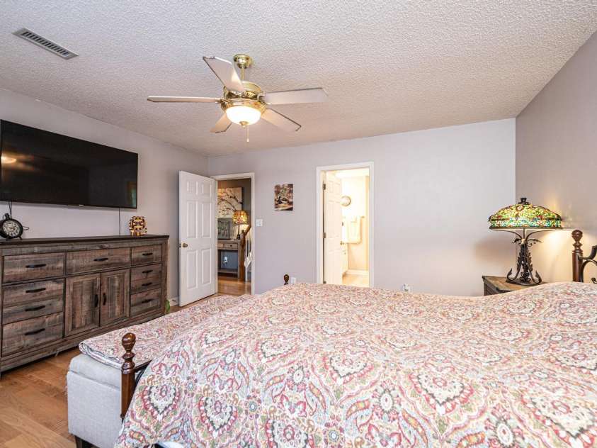 1472 Sweetbriar Lane, Hickory, NC 28602.  MLS# CAR4313023, YatesRealty ID 9400. 