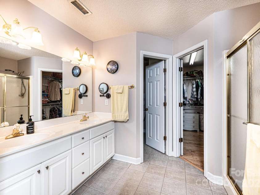 1472 Sweetbriar Lane, Hickory, NC 28602.  MLS# CAR4313023, YatesRealty ID 9400. 