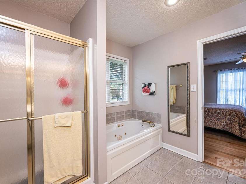 1472 Sweetbriar Lane, Hickory, NC 28602.  MLS# CAR4313023, YatesRealty ID 9400. 