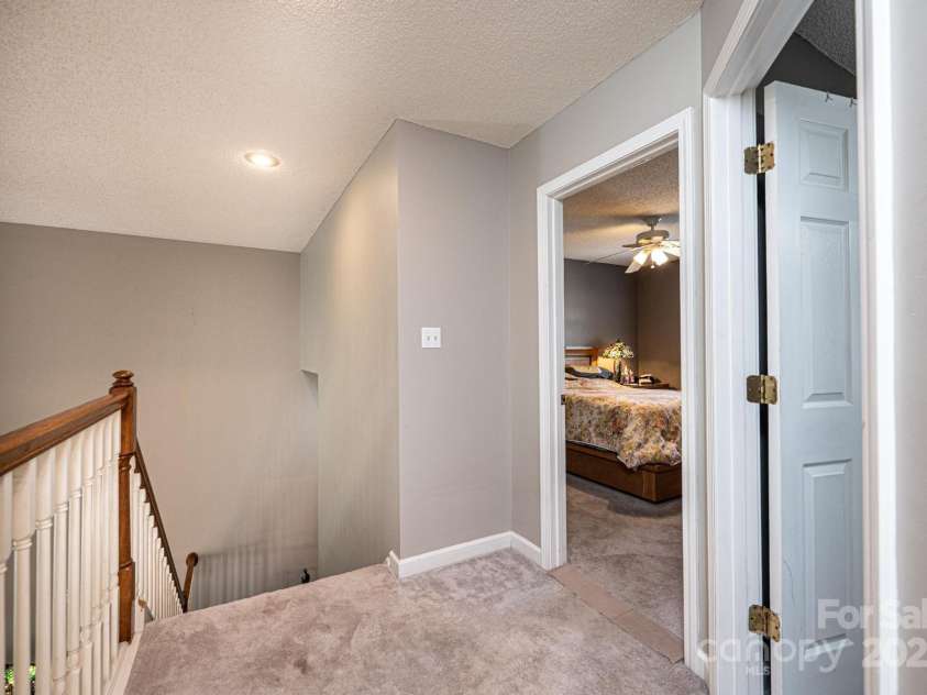 1472 Sweetbriar Lane, Hickory, NC 28602.  MLS# CAR4313023, YatesRealty ID 9400. 