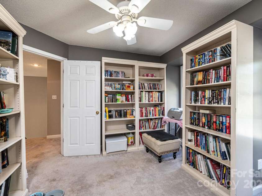 1472 Sweetbriar Lane, Hickory, NC 28602.  MLS# CAR4313023, YatesRealty ID 9400. 