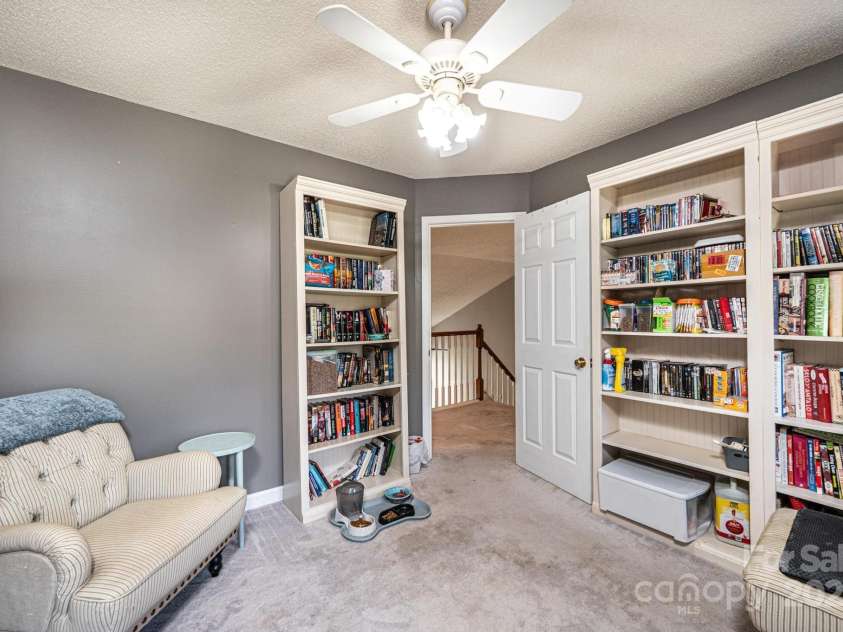 1472 Sweetbriar Lane, Hickory, NC 28602.  MLS# CAR4313023, YatesRealty ID 9400. 