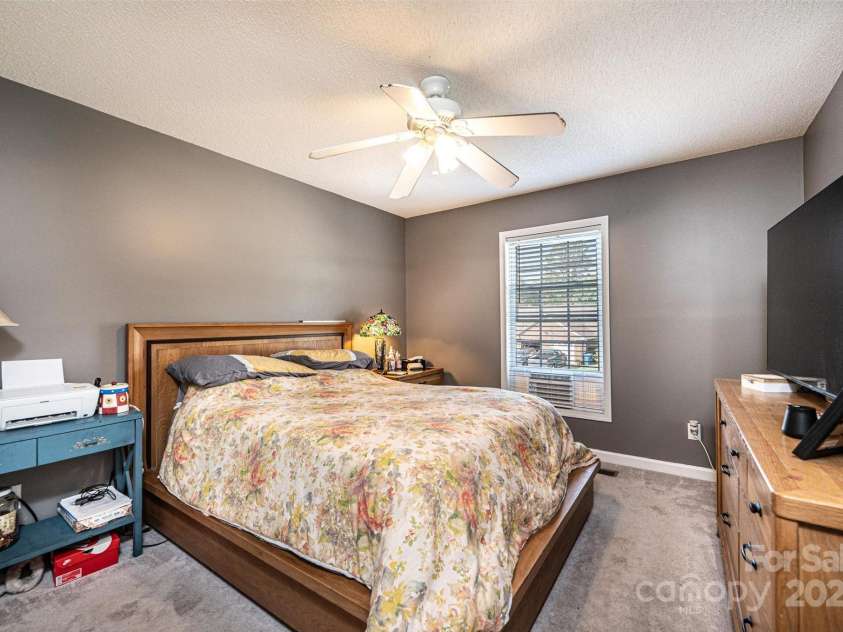 1472 Sweetbriar Lane, Hickory, NC 28602.  MLS# CAR4313023, YatesRealty ID 9400. 