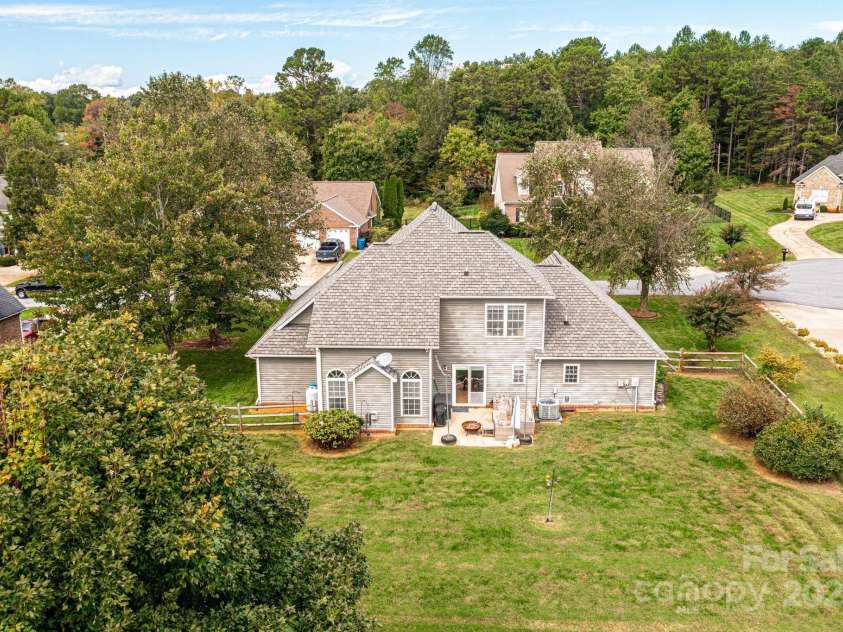 1472 Sweetbriar Lane, Hickory, NC 28602.  MLS# CAR4313023, YatesRealty ID 9400. 