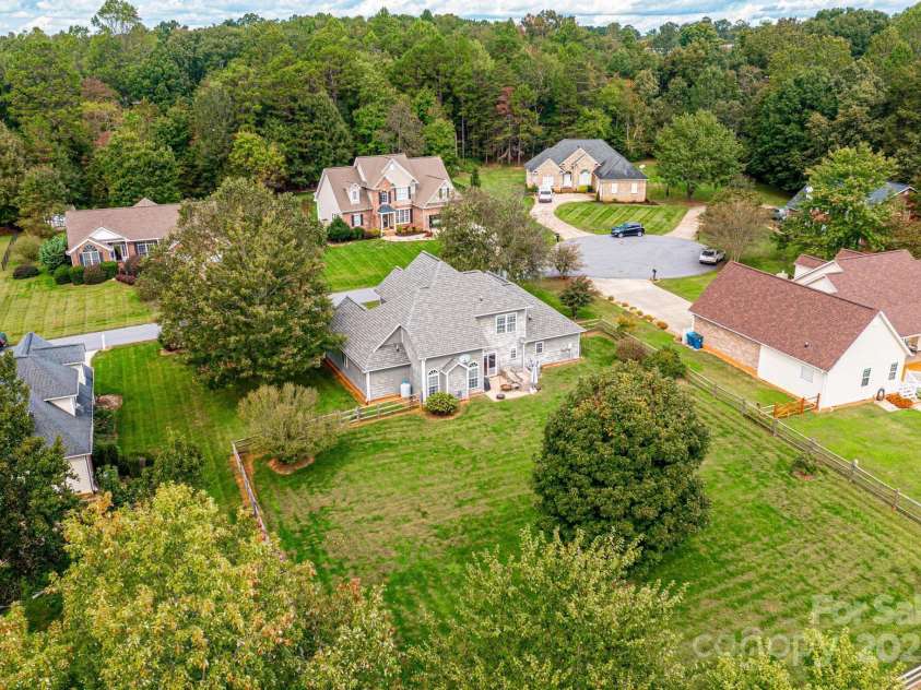 1472 Sweetbriar Lane, Hickory, NC 28602.  MLS# CAR4313023, YatesRealty ID 9400. 