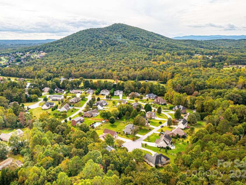 1472 Sweetbriar Lane, Hickory, NC 28602.  MLS# CAR4313023, YatesRealty ID 9400. 