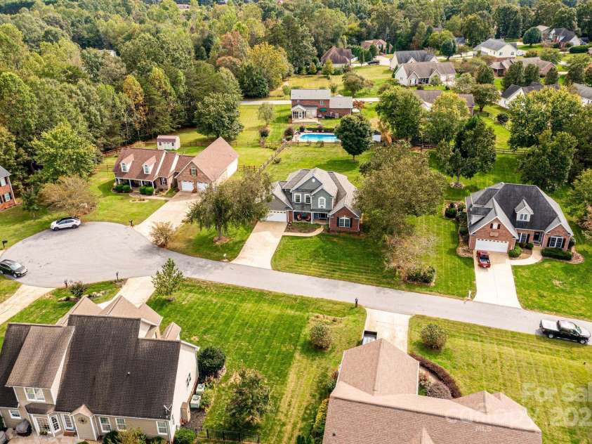 1472 Sweetbriar Lane, Hickory, NC 28602.  MLS# CAR4313023, YatesRealty ID 9400. 