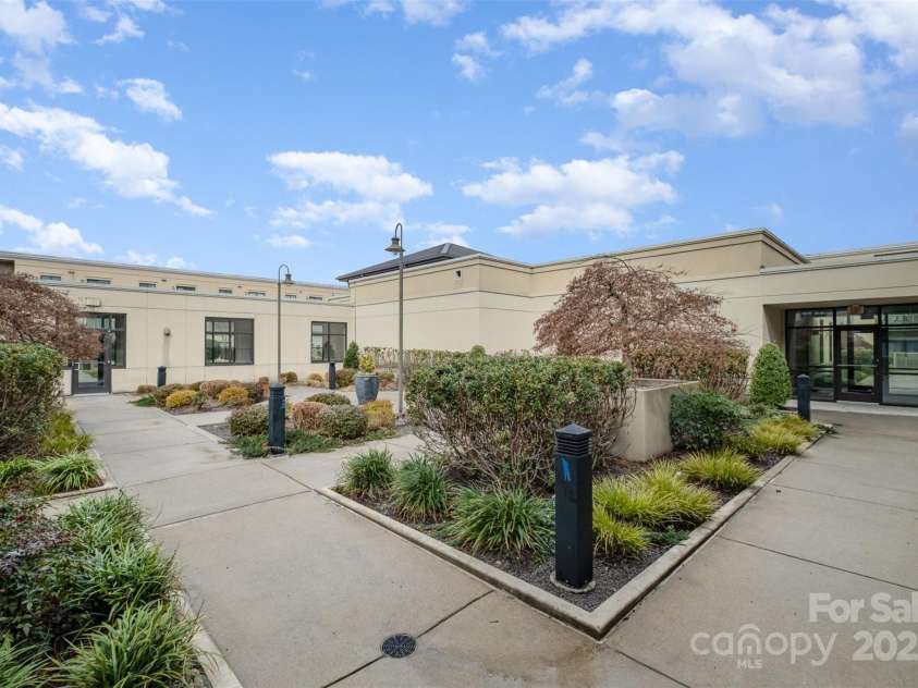 3920 Sharon Road, Charlotte, NC 28211.  MLS# CAR4225091, YatesRealty ID 9402. Communal Courtyard