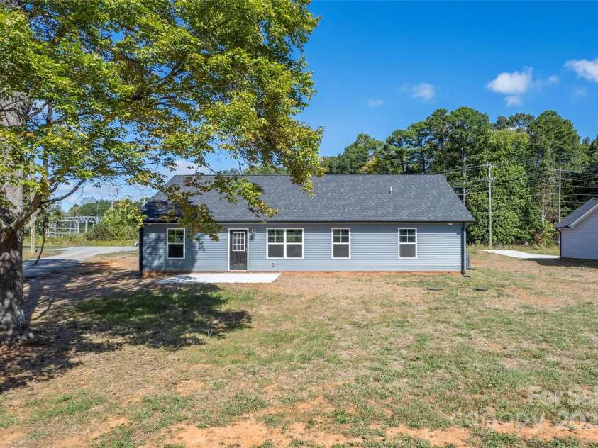 6015 Zoo Parkway, Asheboro, NC 27205.  MLS# CAR4308041, YatesRealty ID 9402. 