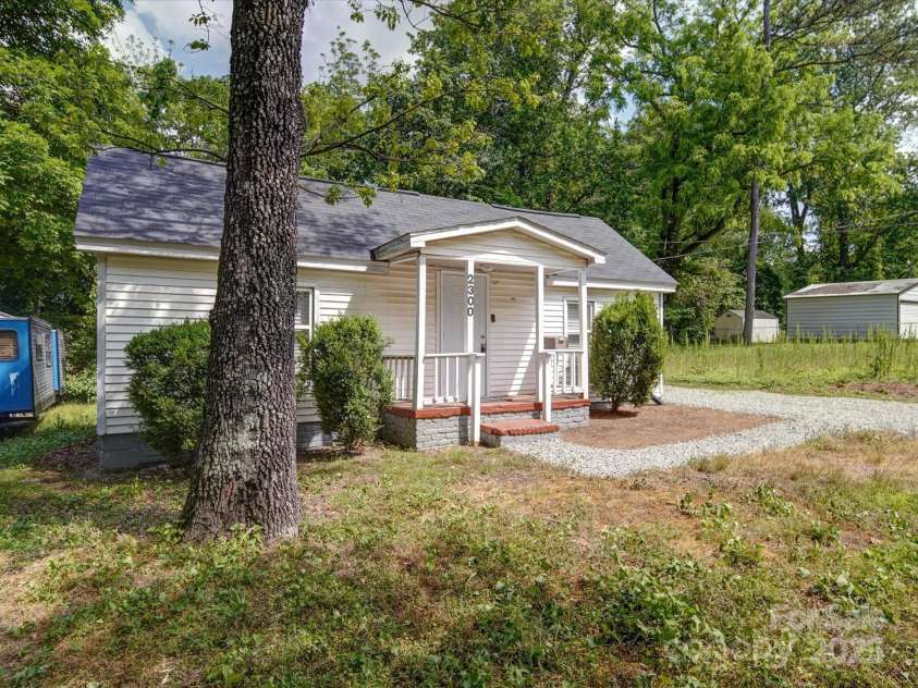 2300 Kennesaw Drive, Charlotte, NC 28216.  MLS# CAR4240575, YatesRealty ID 9406. 