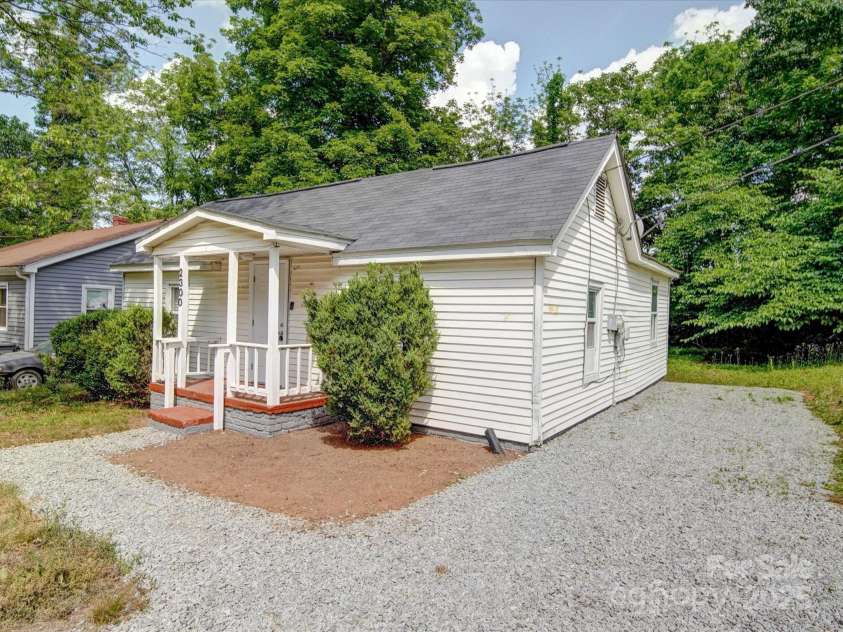 2300 Kennesaw Drive, Charlotte, NC 28216.  MLS# CAR4240575, YatesRealty ID 9406. 