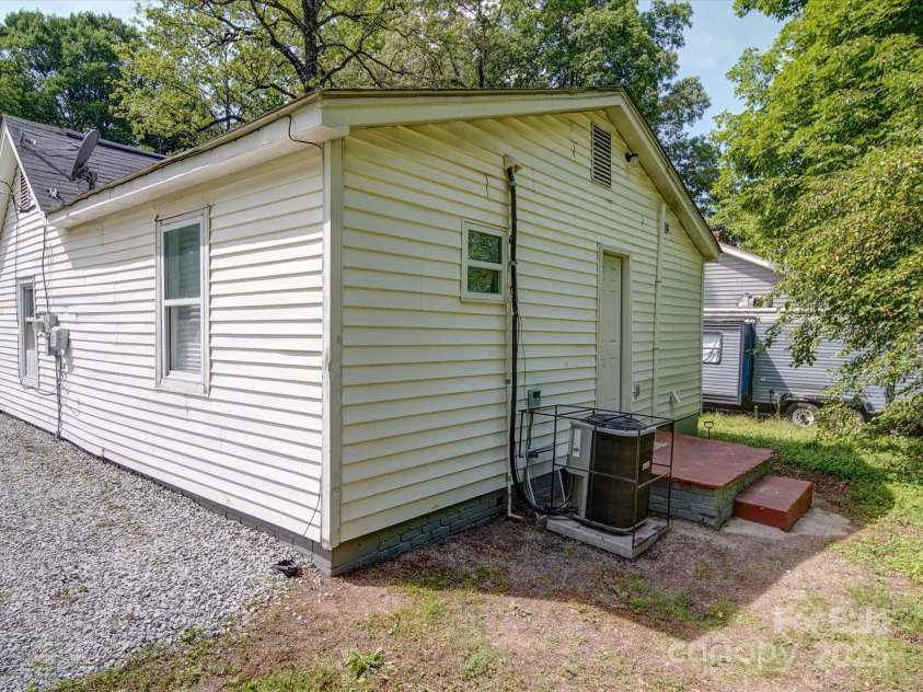 2300 Kennesaw Drive, Charlotte, NC 28216.  MLS# CAR4240575, YatesRealty ID 9406. 