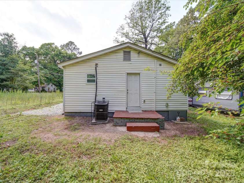 2300 Kennesaw Drive, Charlotte, NC 28216.  MLS# CAR4240575, YatesRealty ID 9406. 