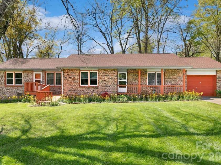 17 Resada Drive, Brevard, NC 28712.  MLS# CAR4349266, YatesRealty ID 9414. 