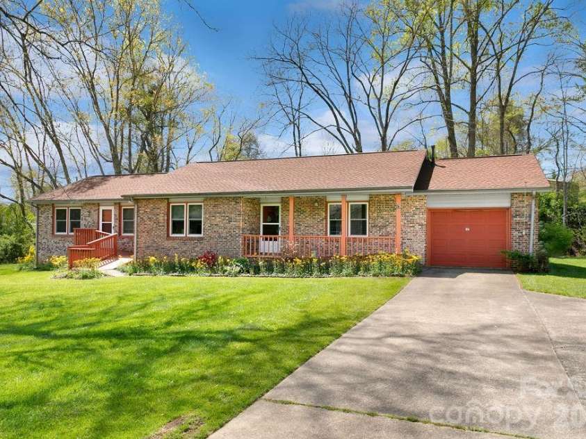 17 Resada Drive, Brevard, NC 28712.  MLS# CAR4349266, YatesRealty ID 9414. 