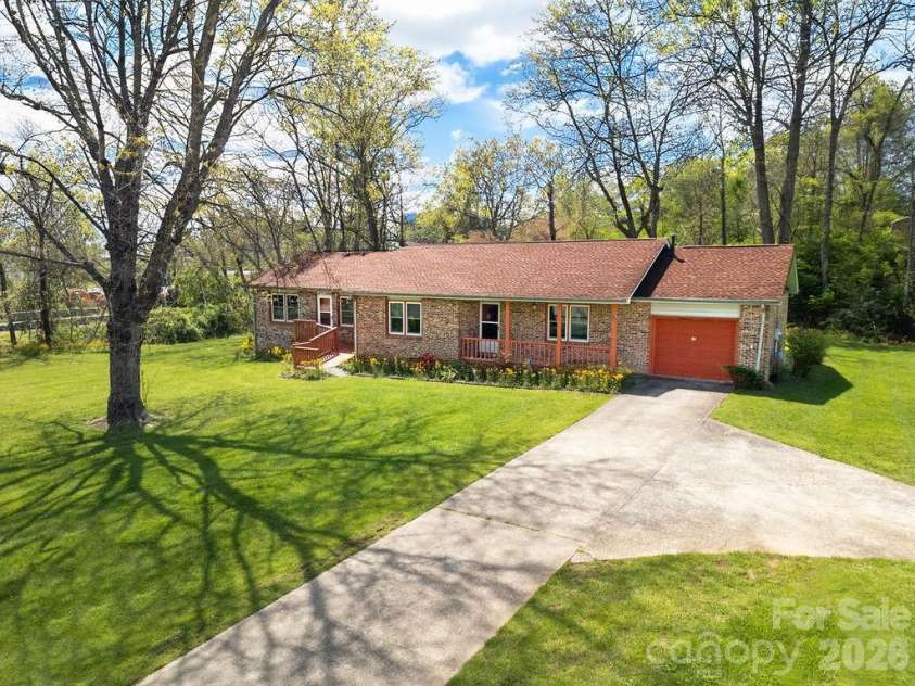 17 Resada Drive, Brevard, NC 28712.  MLS# CAR4349266, YatesRealty ID 9414. 