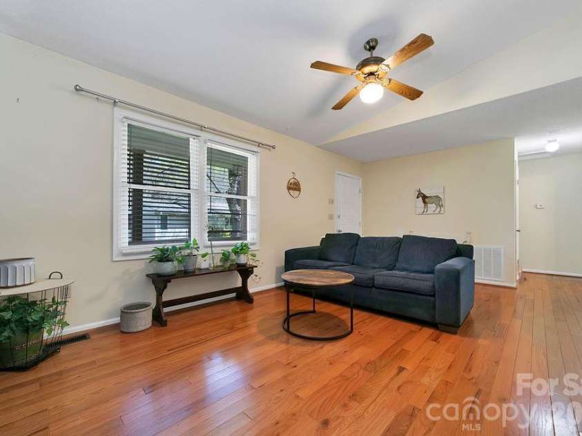 17 Resada Drive, Brevard, NC 28712.  MLS# CAR4349266, YatesRealty ID 9414. 