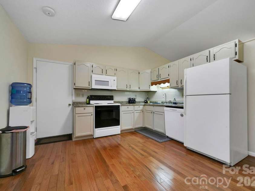 17 Resada Drive, Brevard, NC 28712.  MLS# CAR4349266, YatesRealty ID 9414. 