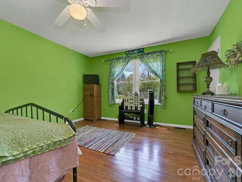 17 Resada Drive, Brevard, NC 28712.  MLS# CAR4349266, YatesRealty ID 9414. 