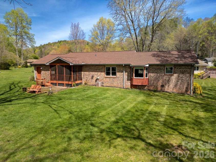 17 Resada Drive, Brevard, NC 28712.  MLS# CAR4349266, YatesRealty ID 9414. 