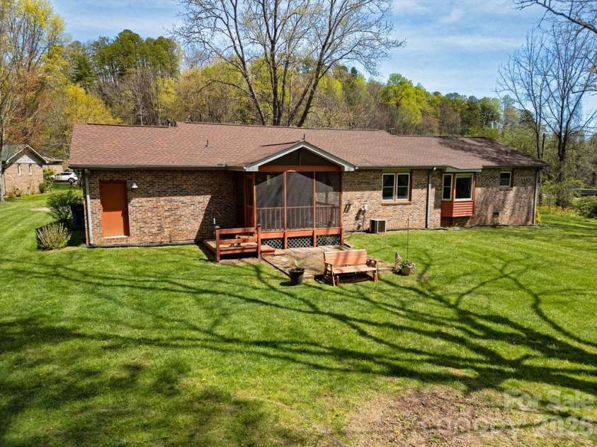 17 Resada Drive, Brevard, NC 28712.  MLS# CAR4349266, YatesRealty ID 9414. 