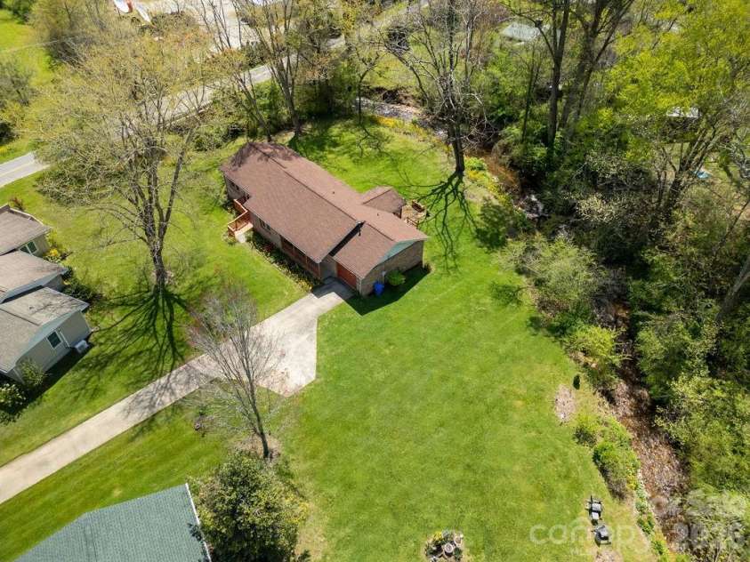 17 Resada Drive, Brevard, NC 28712.  MLS# CAR4349266, YatesRealty ID 9414. 