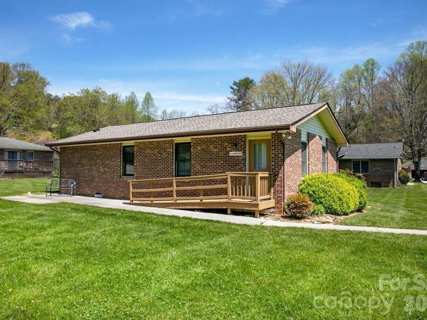 17 Resada Drive, Brevard, NC 28712.  MLS# CAR4349266, YatesRealty ID 9414. 