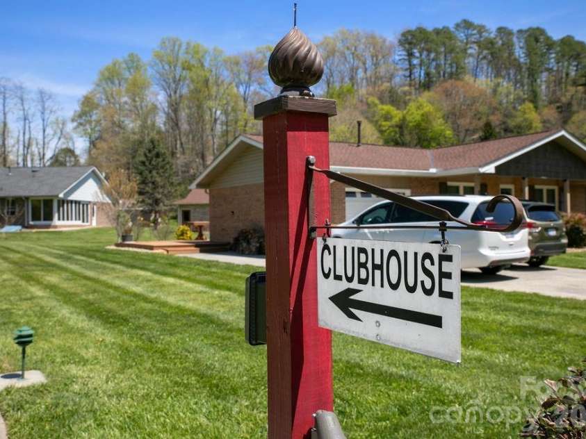 17 Resada Drive, Brevard, NC 28712.  MLS# CAR4349266, YatesRealty ID 9414. 