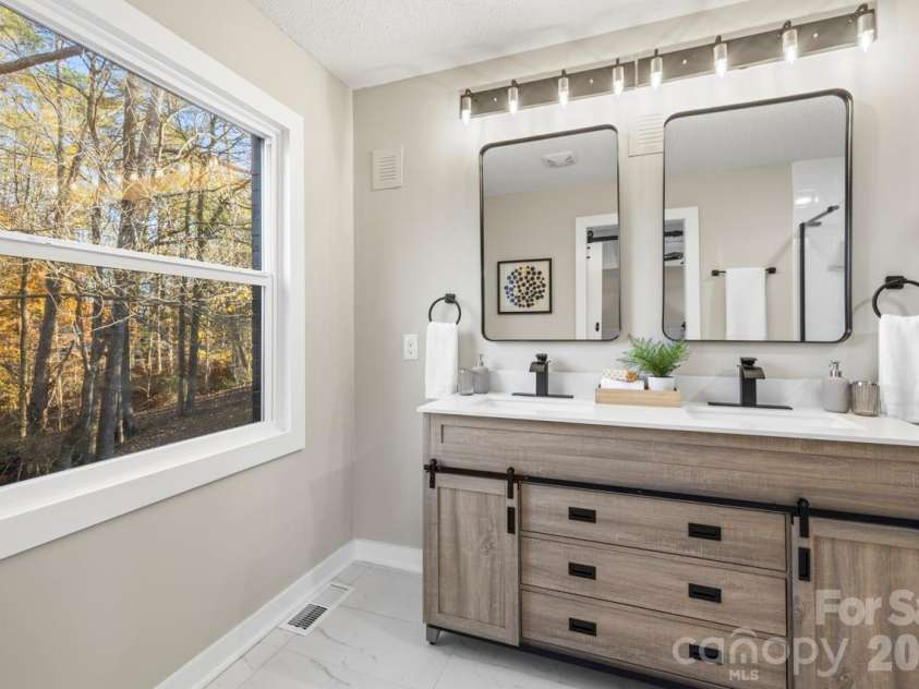 335 Eastcliff Drive, Concord, NC 28025.  MLS# CAR4366749, YatesRealty ID 9417. Primary bath
