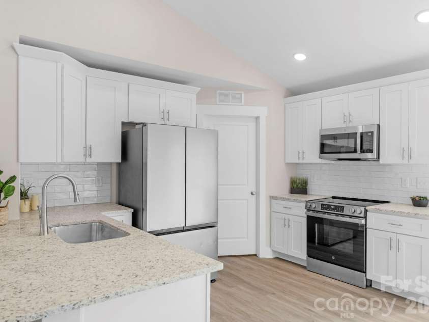 240 Parkland Drive, Forest City, NC 28043.  MLS# CAR4349686, YatesRealty ID 9418. Kitchen w/ backsplash