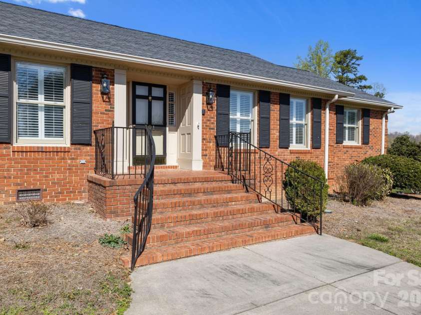 401 Downing Drive, Kings Mountain, NC 28086.  MLS# CAR4359473, YatesRealty ID 9420. 