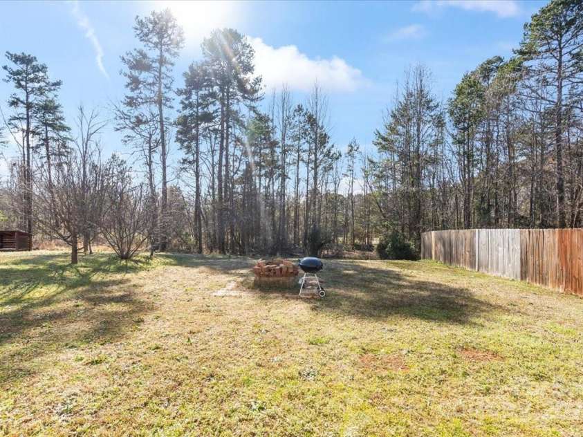 10337 Hugue Way, Charlotte, NC 28214.  MLS# CAR4226522, YatesRealty ID 9422. Large Backyard