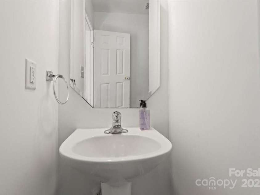 10337 Hugue Way, Charlotte, NC 28214.  MLS# CAR4226522, YatesRealty ID 9422. Main Floor Half Bath