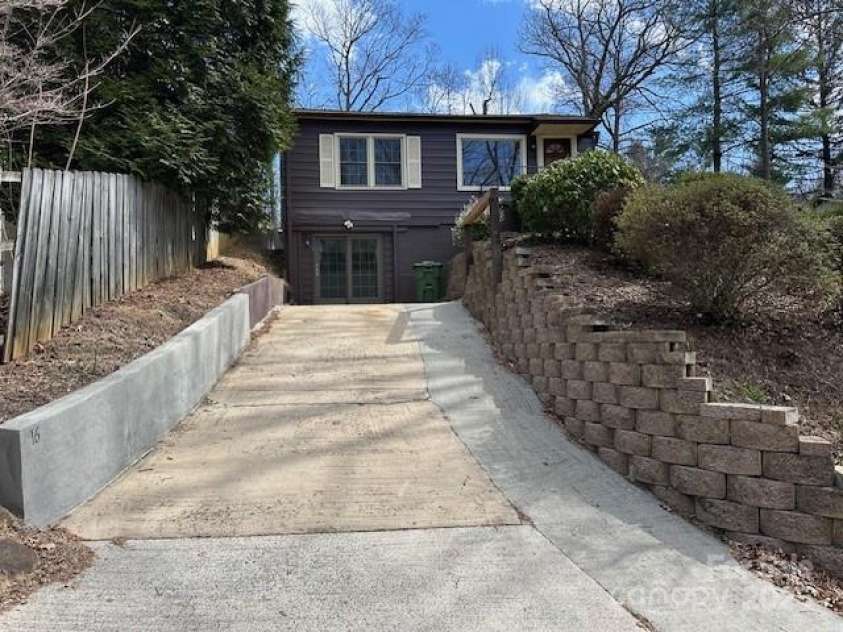 16 Castle Street, Asheville, NC 28803.  MLS# CAR4219214, YatesRealty ID 9423. 