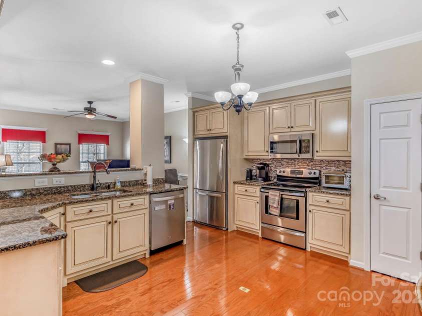 4015 Broadview Lane, Gastonia, NC 28056.  MLS# CAR4248590, YatesRealty ID 9424. 