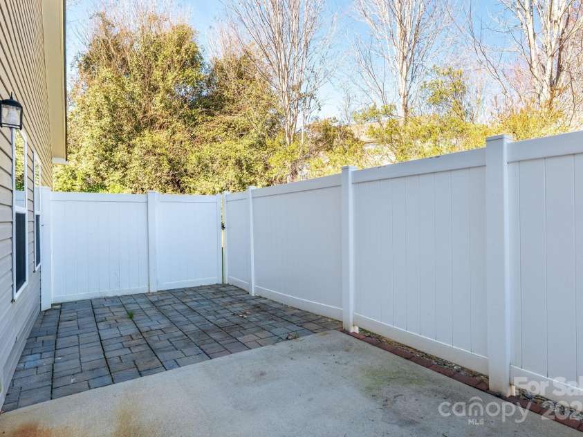 4015 Broadview Lane, Gastonia, NC 28056.  MLS# CAR4248590, YatesRealty ID 9424. 
