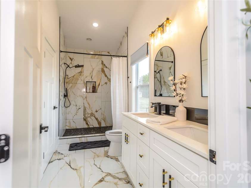 5164 Olde School Drive, Hickory, NC 28602.  MLS# CAR4352068, YatesRealty ID 9425. 