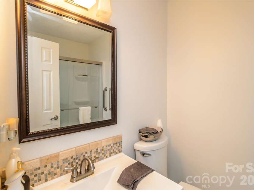 5164 Olde School Drive, Hickory, NC 28602.  MLS# CAR4352068, YatesRealty ID 9425. 