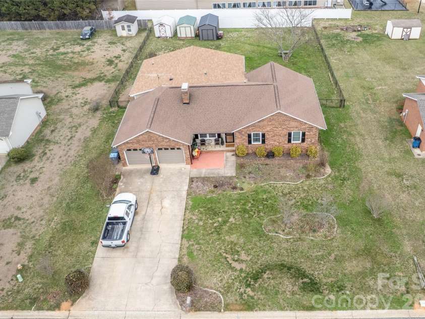 5164 Olde School Drive, Hickory, NC 28602.  MLS# CAR4352068, YatesRealty ID 9425. 