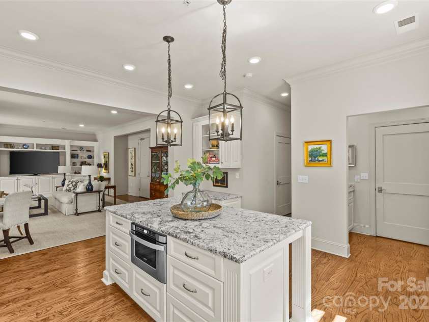 2251 Selwyn Avenue, Charlotte, NC 28207.  MLS# CAR4227774, YatesRealty ID 9426. 