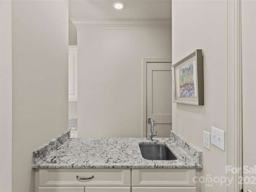 2251 Selwyn Avenue, Charlotte, NC 28207.  MLS# CAR4227774, YatesRealty ID 9426. 