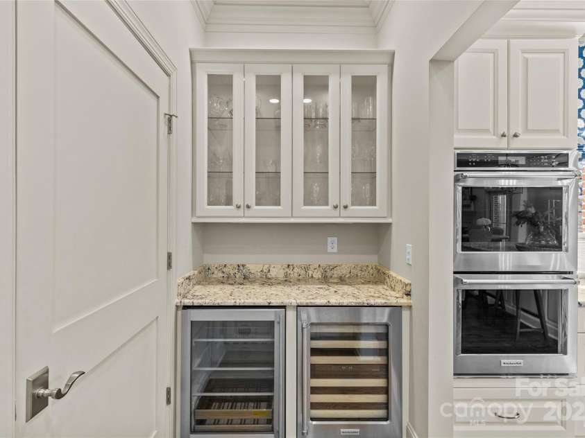 2251 Selwyn Avenue, Charlotte, NC 28207.  MLS# CAR4227774, YatesRealty ID 9426. 