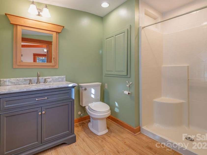 14 Woods Drive, Fairview, NC 28730.  MLS# CAR4223729, YatesRealty ID 9429. Main level full bathroom.