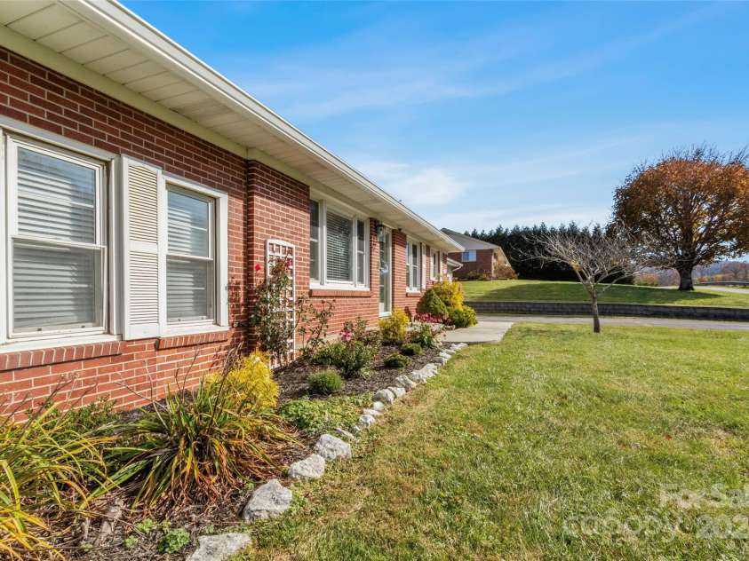 55 Cataberry Lane, Burnsville, NC 28714.  MLS# CAR4319951, YatesRealty ID 943. 