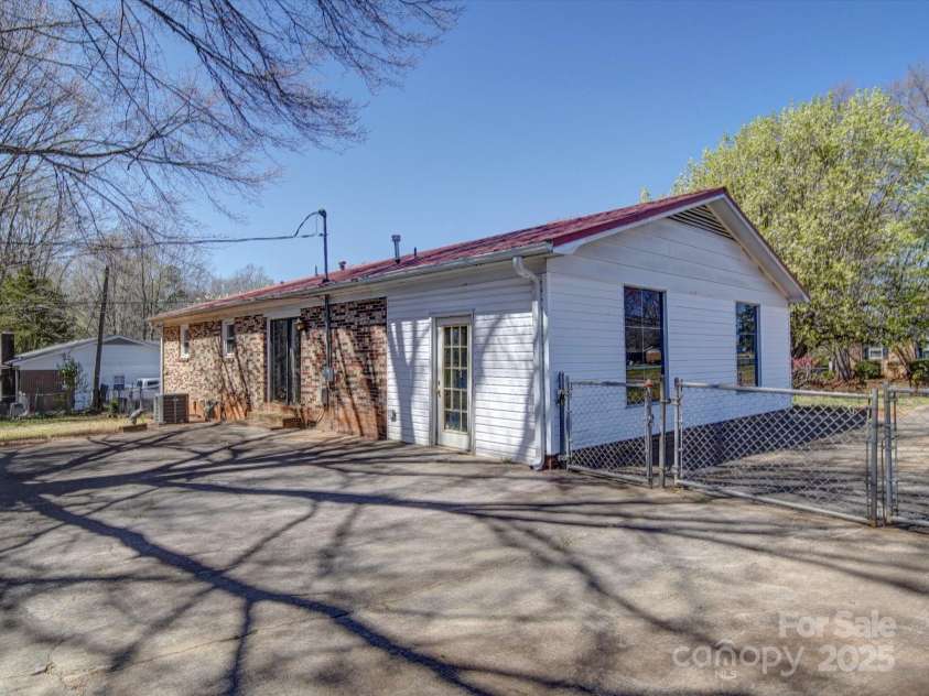 4401 Coachwood Lane, Gastonia, NC 28056.  MLS# CAR4234565, YatesRealty ID 9432. 