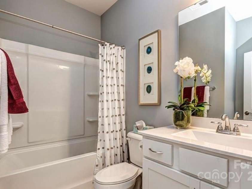 4505 Grove Manor Drive, Waxhaw, NC 28173.  MLS# CAR4303200, YatesRealty ID 9432. Bathroom